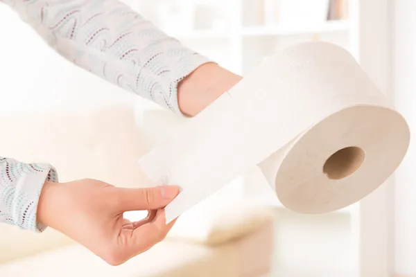 Рука держит туалетную бумагу — стоковое фото