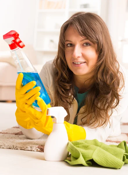 Vacker ung kvinna rengöring hennes hus — Stockfoto