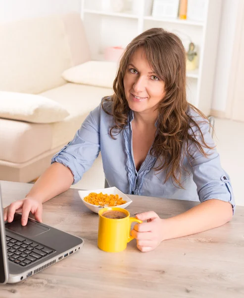 Woman eating breakfast at home — Stock Photo, Image