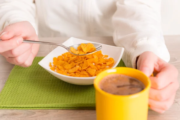 Mulher tomando café da manhã em casa — Fotografia de Stock