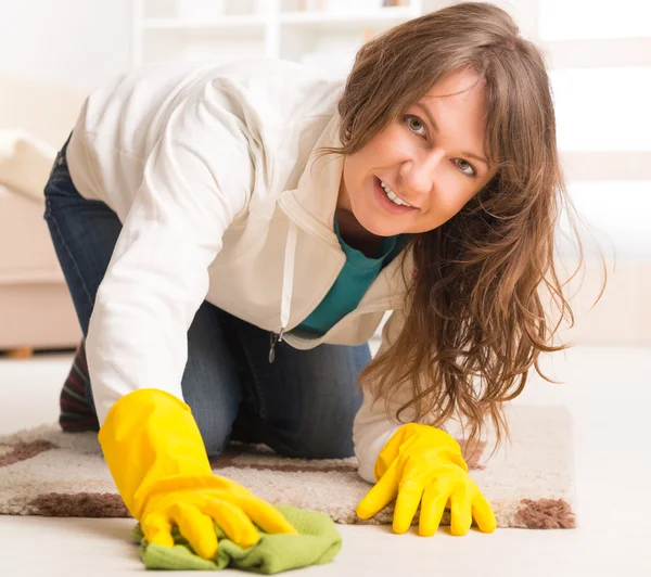 Belle jeune femme qui nettoie sa maison — Photo