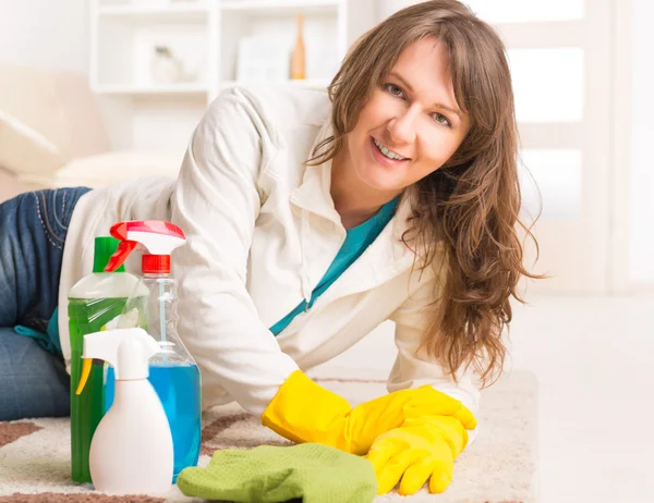 Mooie jonge vrouw die haar huis schoonmaken — Stockfoto