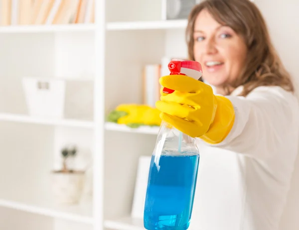 Schöne junge Frau putzt ihr Haus — Stockfoto
