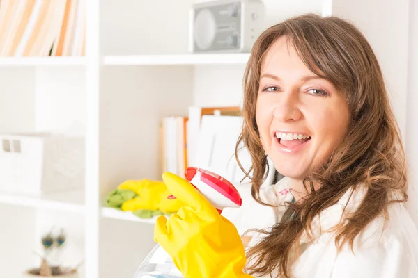 Hermosa joven limpiando su casa —  Fotos de Stock