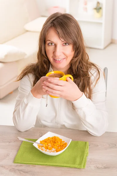 Frau frühstückt zu Hause — Stockfoto