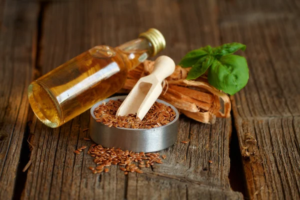 Semilla de lino seca con aceite macerado —  Fotos de Stock