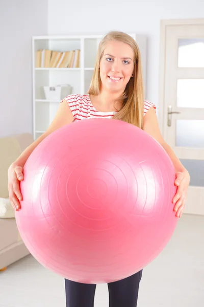 Mujer con pelota de gimnasia — Foto de Stock