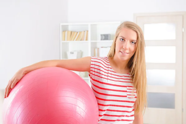 Donna con palla da ginnastica — Foto Stock