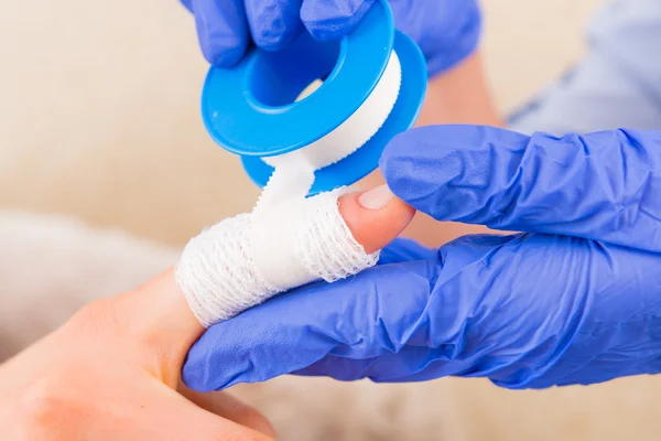 Ręce rękawice na bandaż — Zdjęcie stockowe
