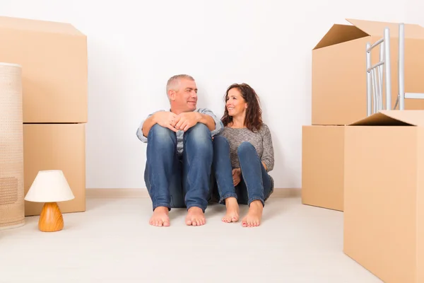 Couple à la nouvelle maison — Photo