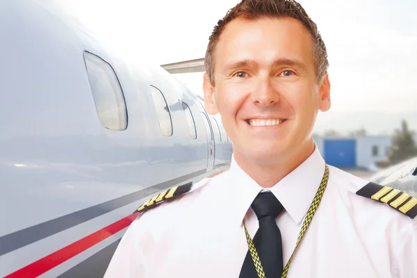 Airline-Pilot am Flughafen — Stockfoto