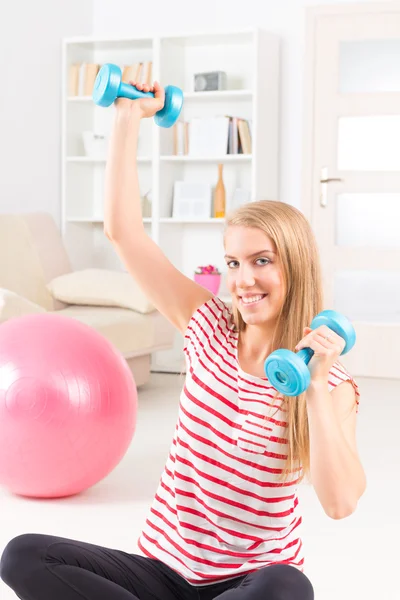 Donna con palla da ginnastica — Foto Stock