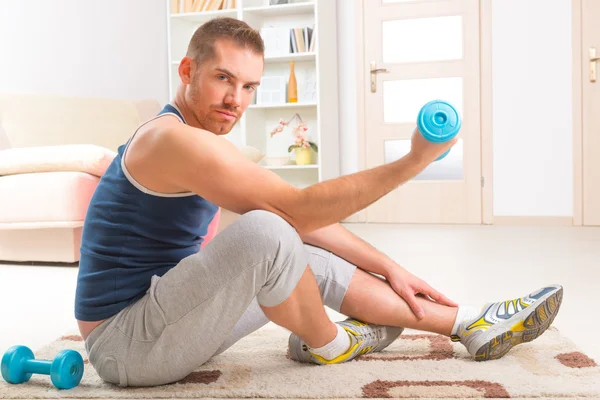 Handsome man holding dumb bells — Stock Photo, Image