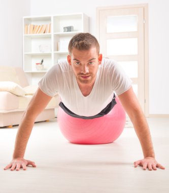 gönderme yapan yakışıklı erkek spor top ups