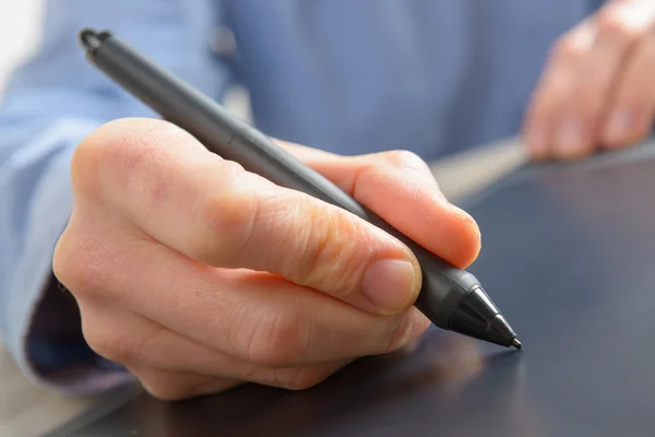 Hände mit grafischem Tablet-Stift — Stockfoto