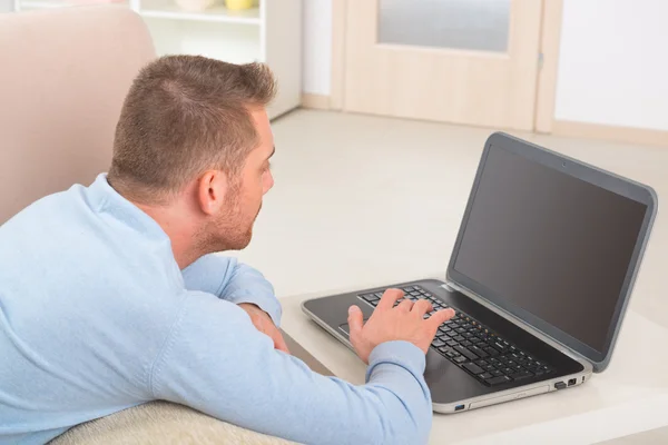 Junger Mann mit Laptop — Stockfoto