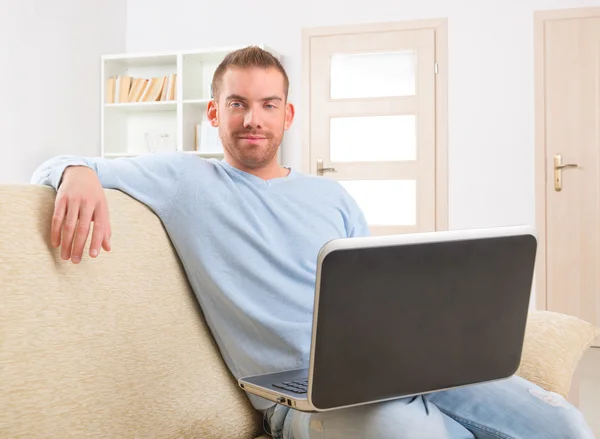 Junger Mann mit Laptop — Stockfoto