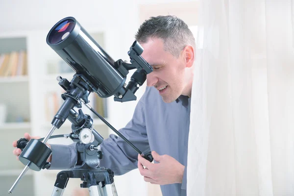 Teleskop ile adam — Stok fotoğraf
