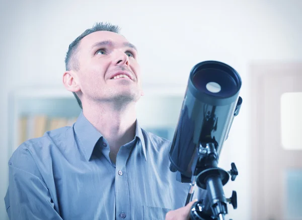 Mann mit Teleskop — Stockfoto