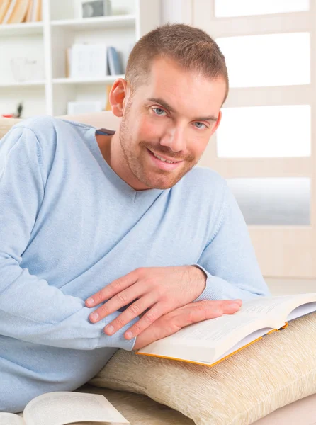 Young man reading book — Stock Photo, Image