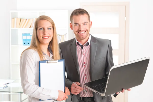 Geschäftsleute im Büro — Stockfoto