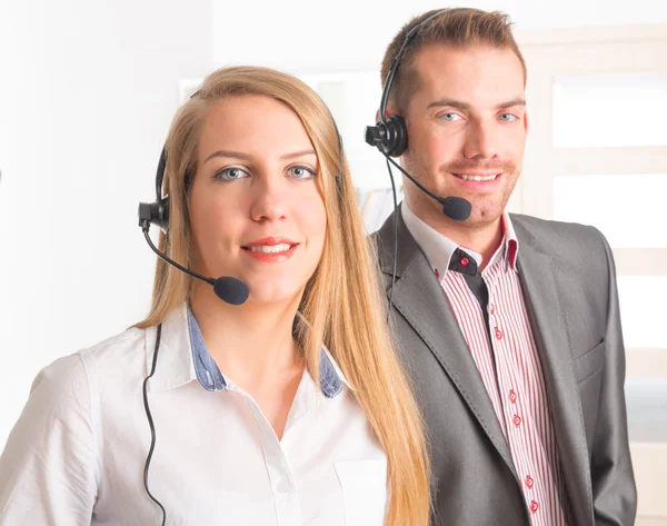 Operadoras telefônicas felizes no call center — Fotografia de Stock