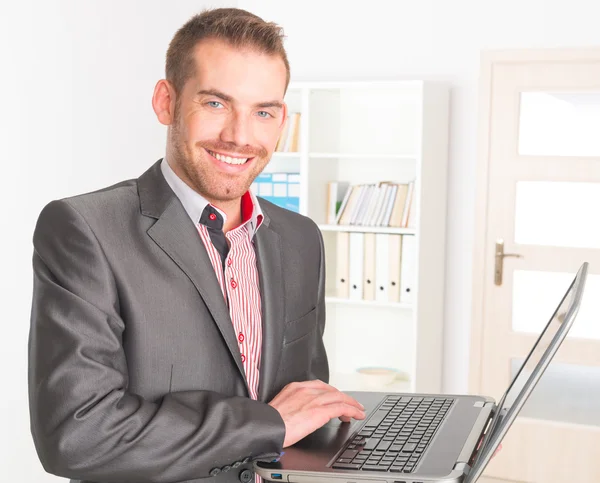 Geschäftsmann im Büro — Stockfoto