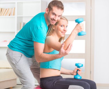 evde kişisel eğitmen olan kadın