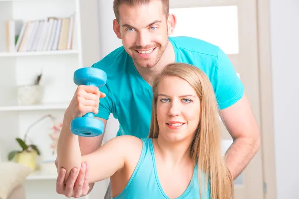 Mulher com personal trainer em casa — Fotografia de Stock