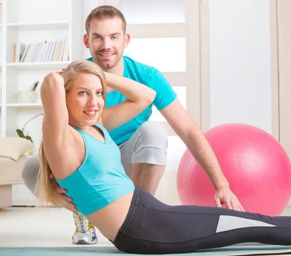 Donna con personal trainer a casa — Foto Stock