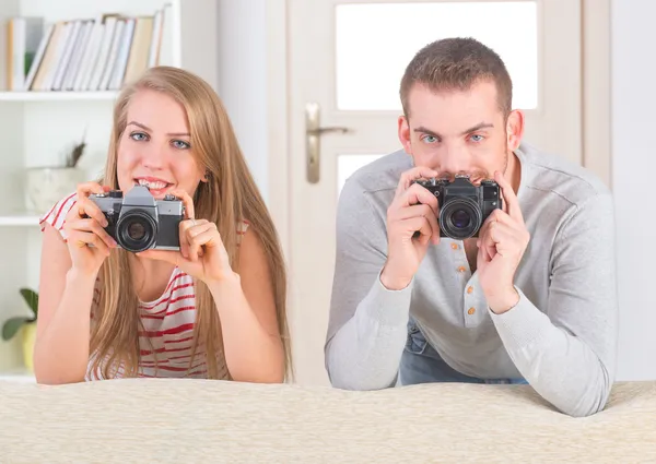 Pár položila na postel — Stock fotografie