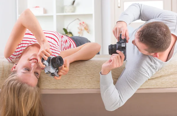 Pár položila na postel — Stock fotografie