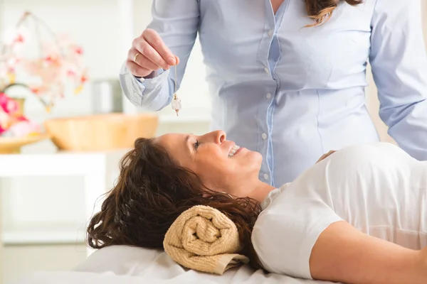 Therapist using pendulum — Stock Photo, Image