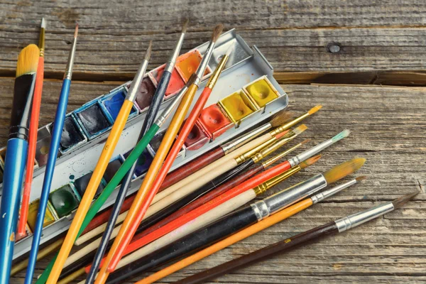 Artist brushes and paints — Stock Photo, Image