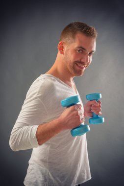 yakışıklı adam tutarak dilsiz çanları