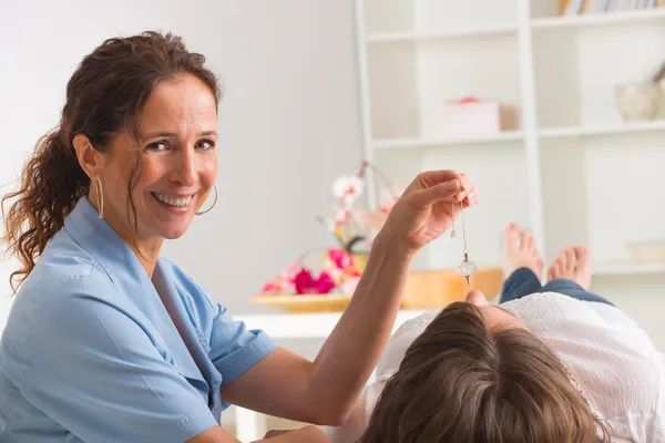 Therapist using pendulum — Stock Photo, Image