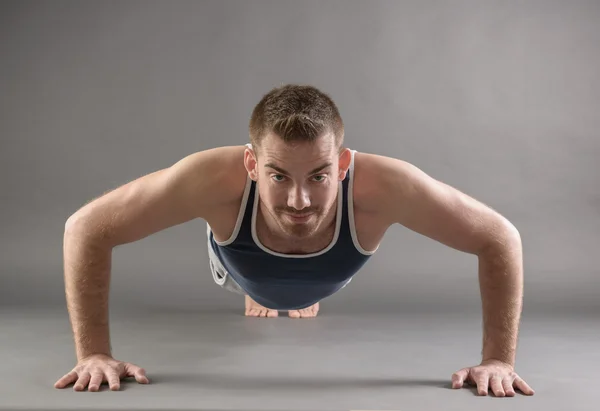 Jóképű férfi doing push ups — Stock Fotó