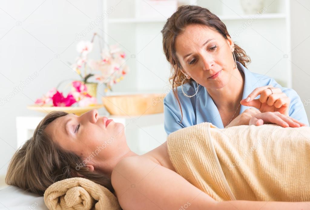 Acupuncture therapist applying acupuncture needle — Stock Photo
