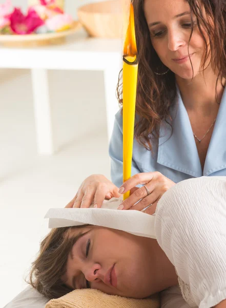 terapist bir kulak Inşa yapıyor