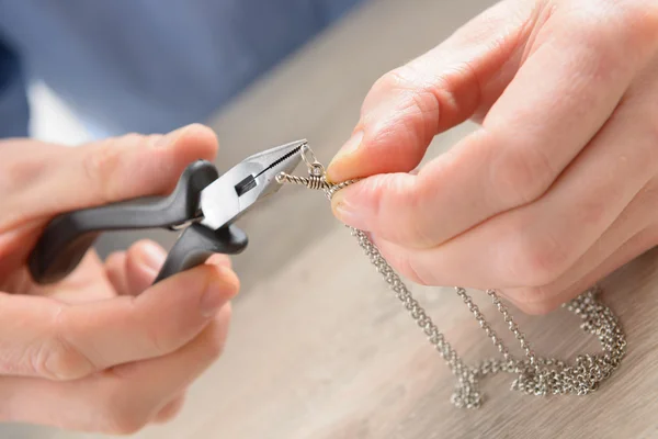 Creación o fijación de joyas — Foto de Stock