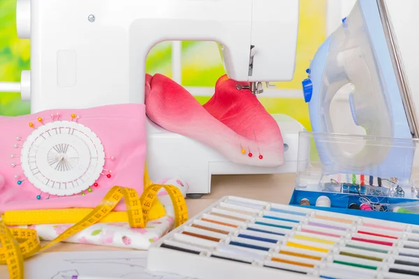 Sewing machine and sewing accessories — Stock Photo, Image