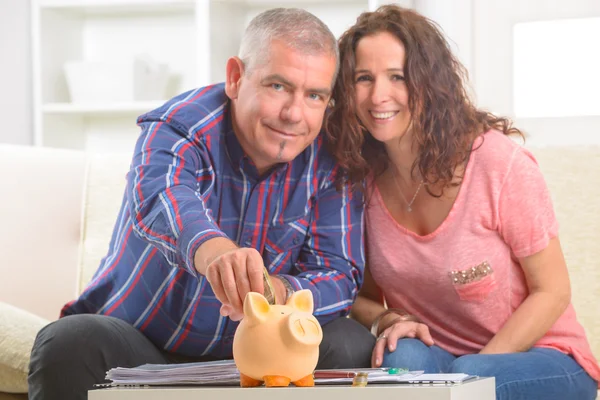 Casal economizando dinheiro — Fotografia de Stock