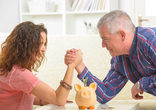 夫妇做 armwrestling — 图库照片