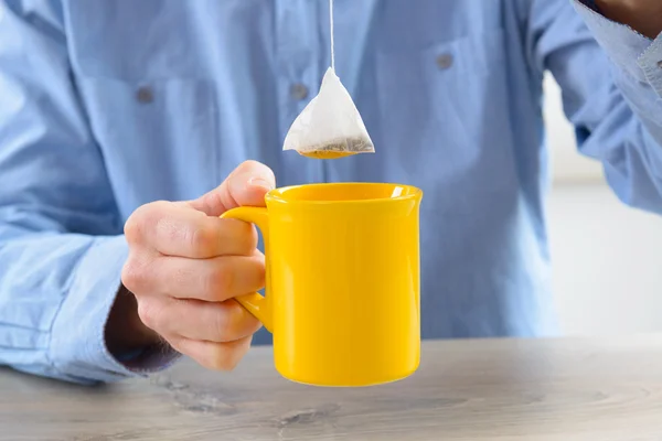 Bolsa de té y taza — Foto de Stock