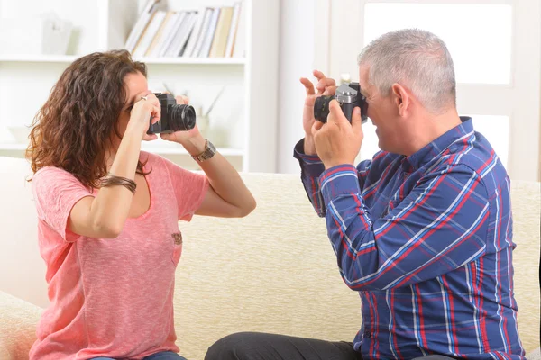 Pareja madura tomando fotos — Foto de Stock