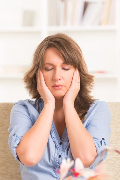 Mujer practicando medicina energética — Foto de Stock