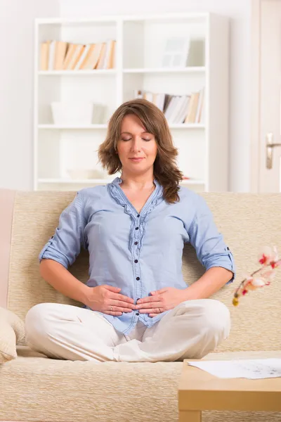 Mujer practicando medicina energética — Foto de Stock