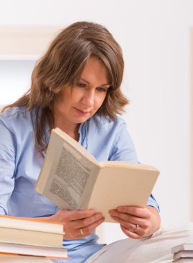 Kitap okuyan genç bir kadın