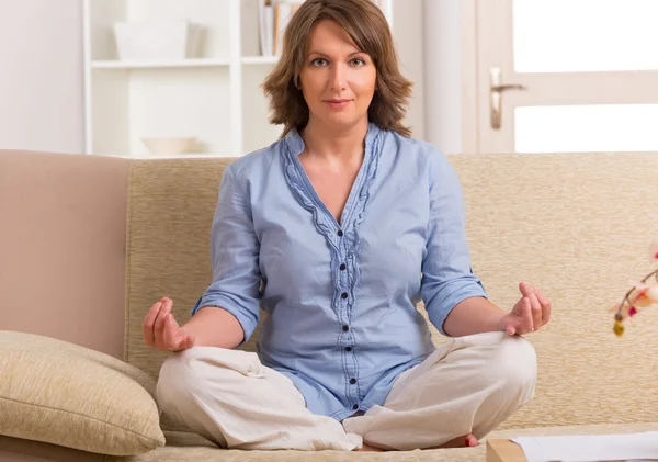 Mujer meditante —  Fotos de Stock