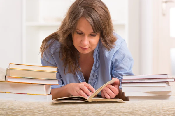 Young woman reading book — Stock Photo, Image